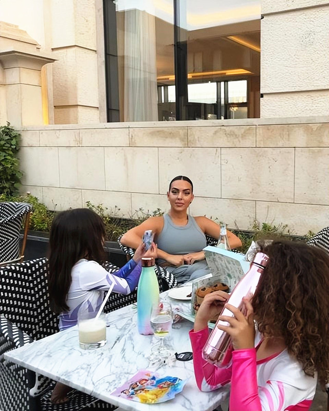 乔治娜在沙特的图片,乔治娜沙特造型