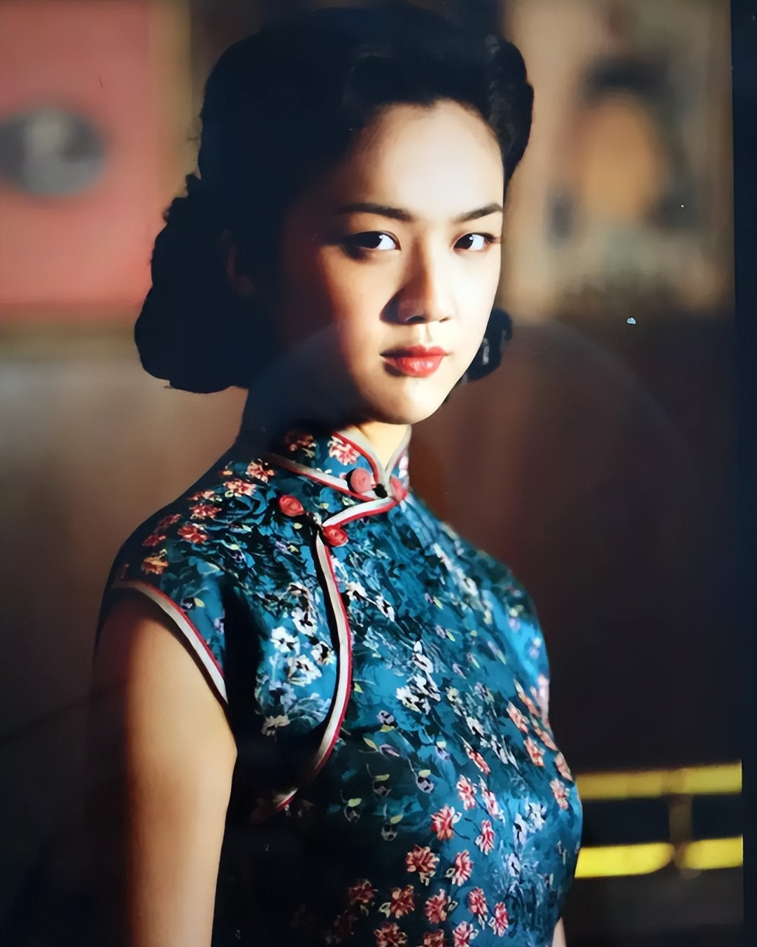 刘嘉玲关晓彤同框,穿旗袍大秀窈窕好身材