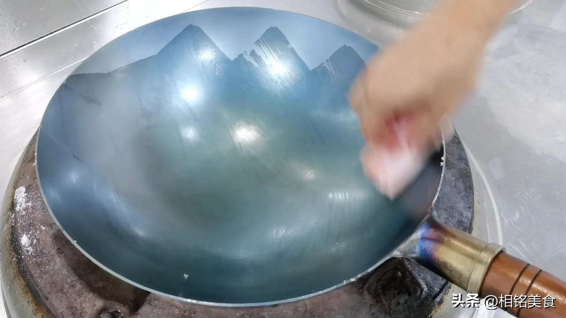 新铁锅怎样开锅小妙招视频,不粘锅的铁锅最佳开锅方法