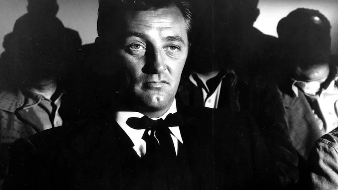 本将赃款藏在布娃娃里，黑心牧师为了钱杀害薇拉，并追杀兄妹俩