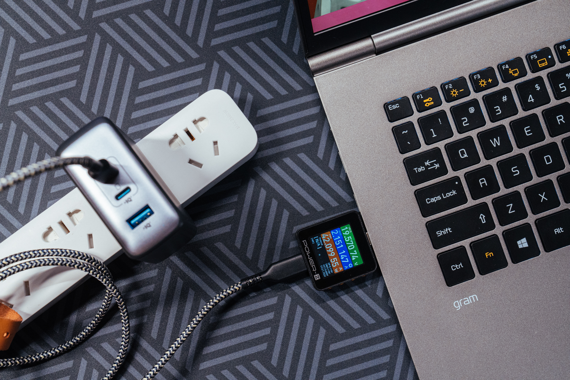 自己办公桌面布置,最简单的办公室桌面布置图