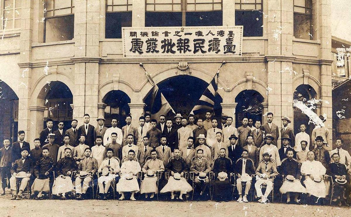 卑鄙龌龊老照片：*楼青**女子妖娆多姿，妇女露胸喂奶被孩子撕扯衣服