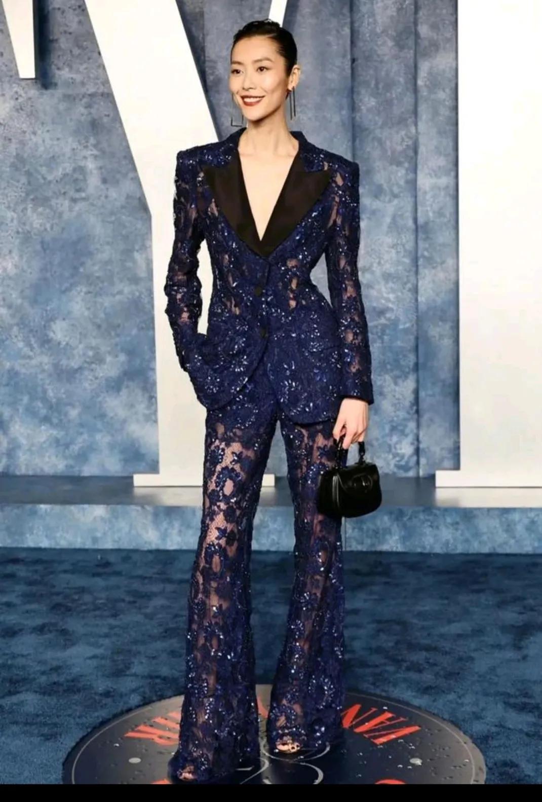 刘雯出席名利场奥斯卡派对 (刘雯奥斯卡派对造型好美)