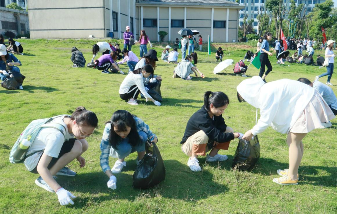 大学生不愿“薅草”，竟拿老师的草药撒气，无知而不自知真可怕