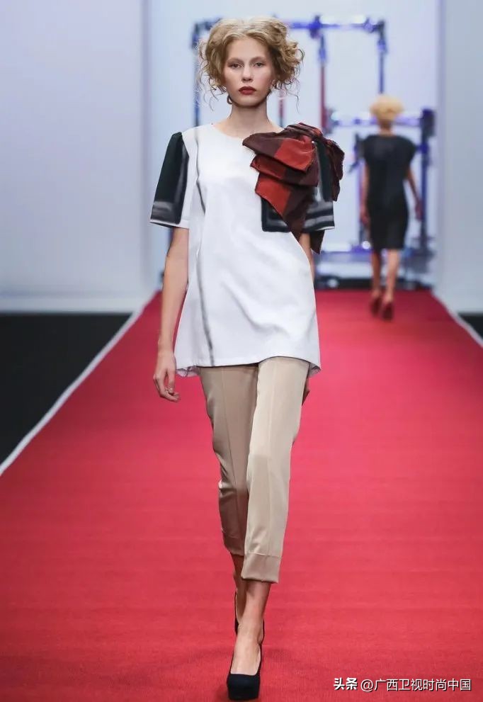 超大纱蝴蝶结怎么搭配,两个小蝴蝶结怎么搭配甜美