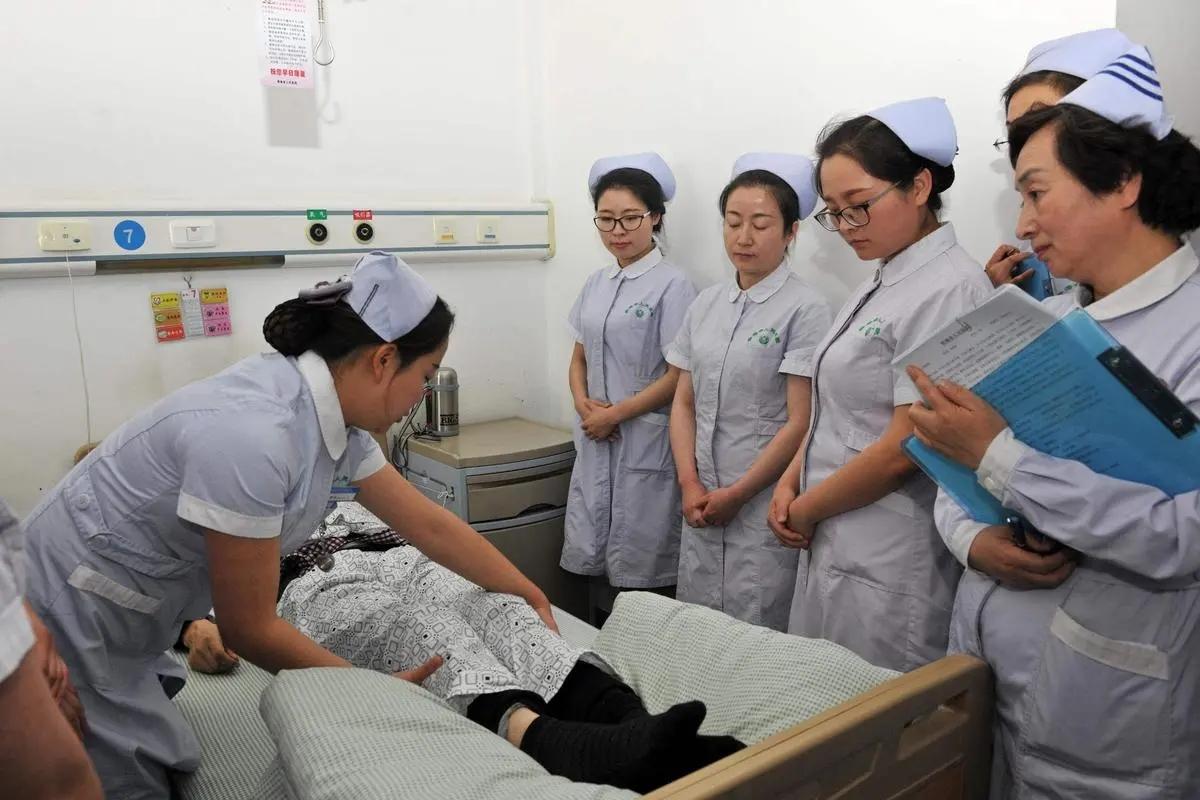 最值得考的三个医药专业,成人大专报考医学类专业哪个好考