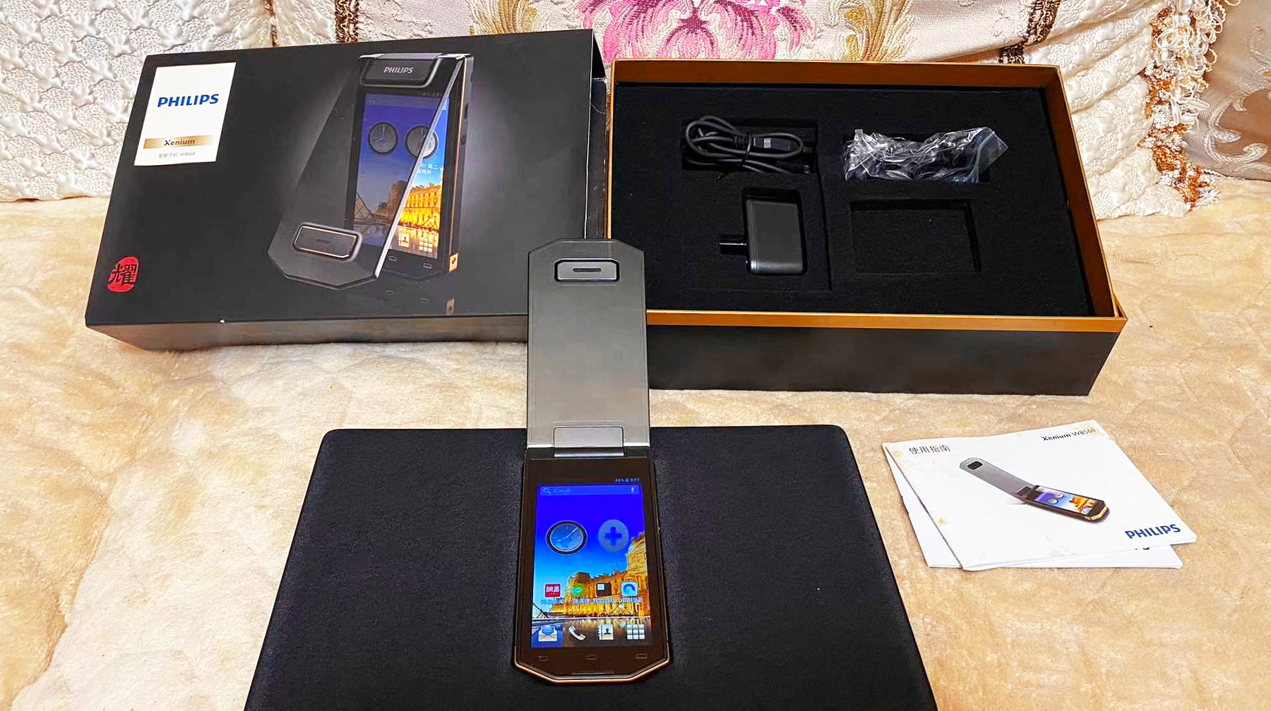 外形像跑车的翻盖手机,外观酷似保时捷的手机