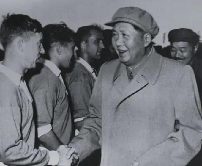 1963年，贺龙对国足说：拿不到前三，回来就解散！最终结果如何？