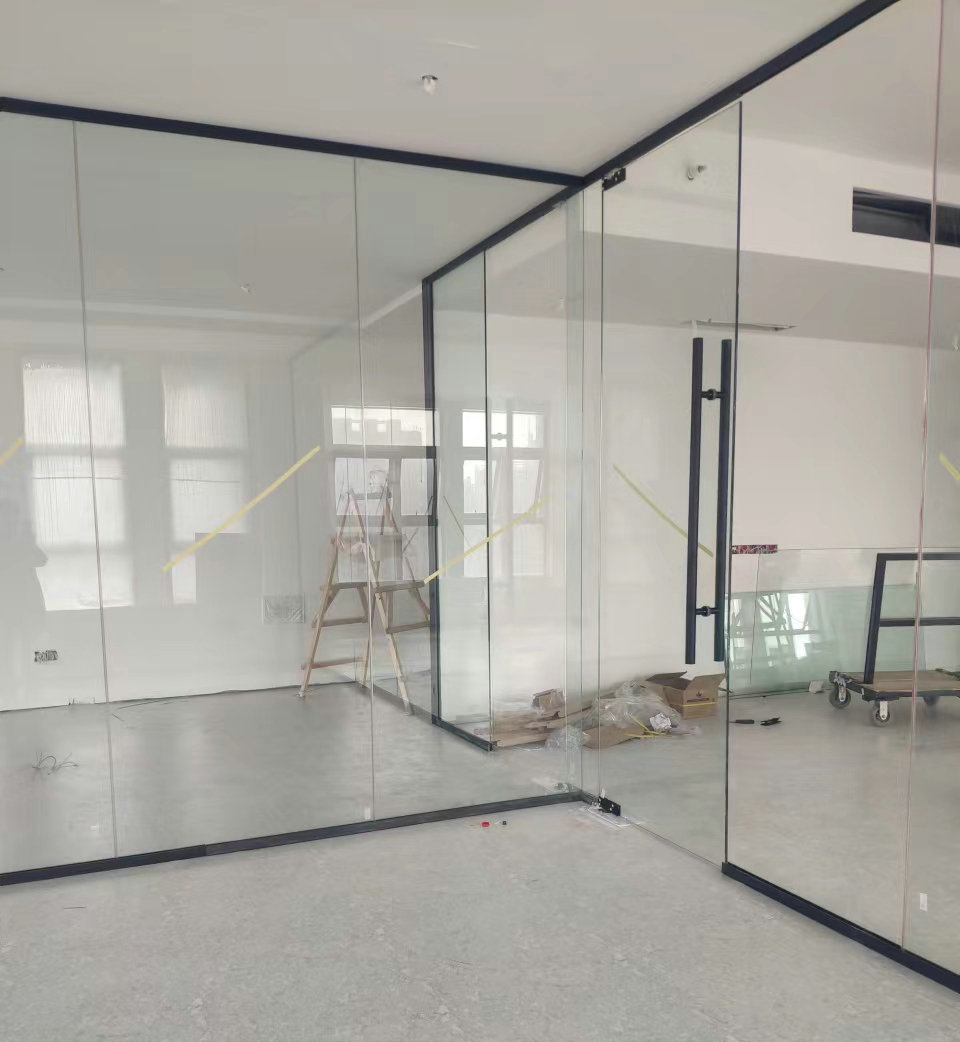 玻璃隔断办公室装修方案,办公室玻璃隔断什么样的风格好看