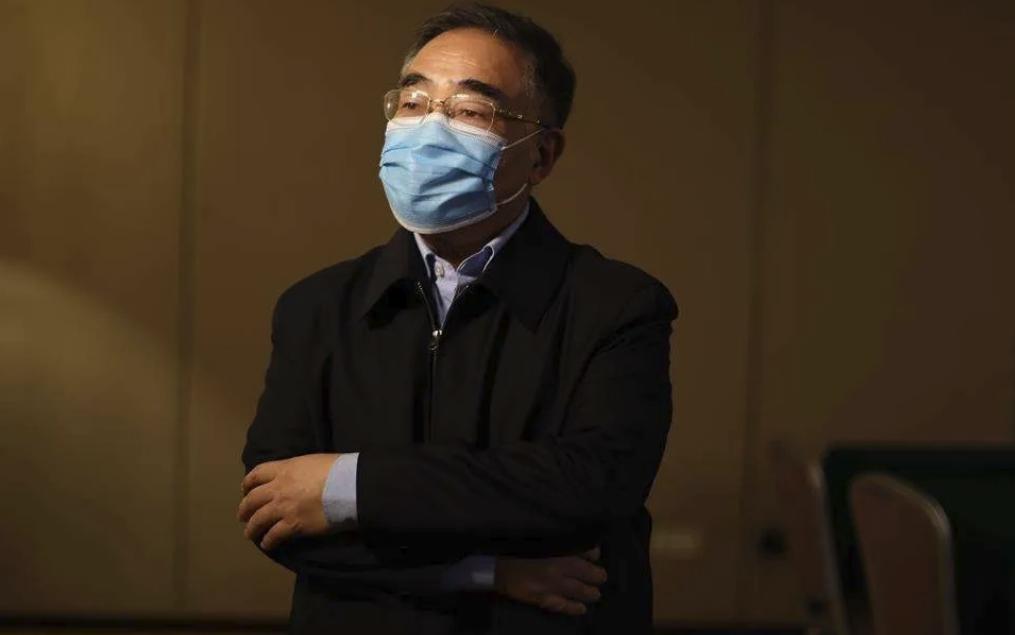 他揭露“被收买的国内败类黑中医药”，又逆行上海抗疫