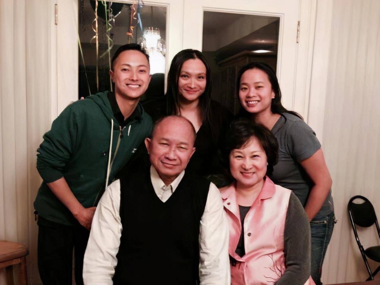 吴宇森一家四口 (吴宇森妻子现状)