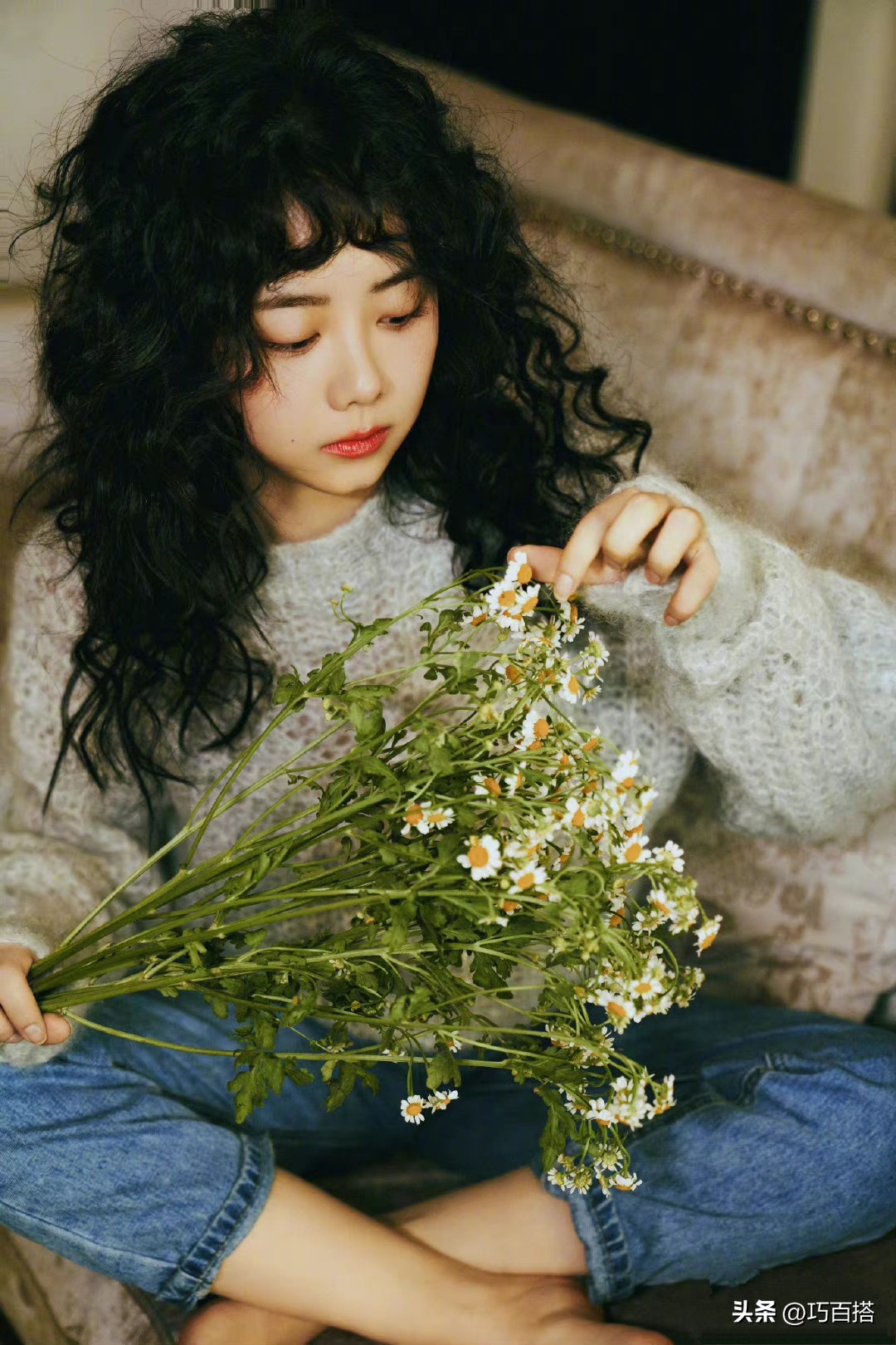 谭松韵印花衬衣搭波浪发摩登复古,谭松韵的衣服搭配春季