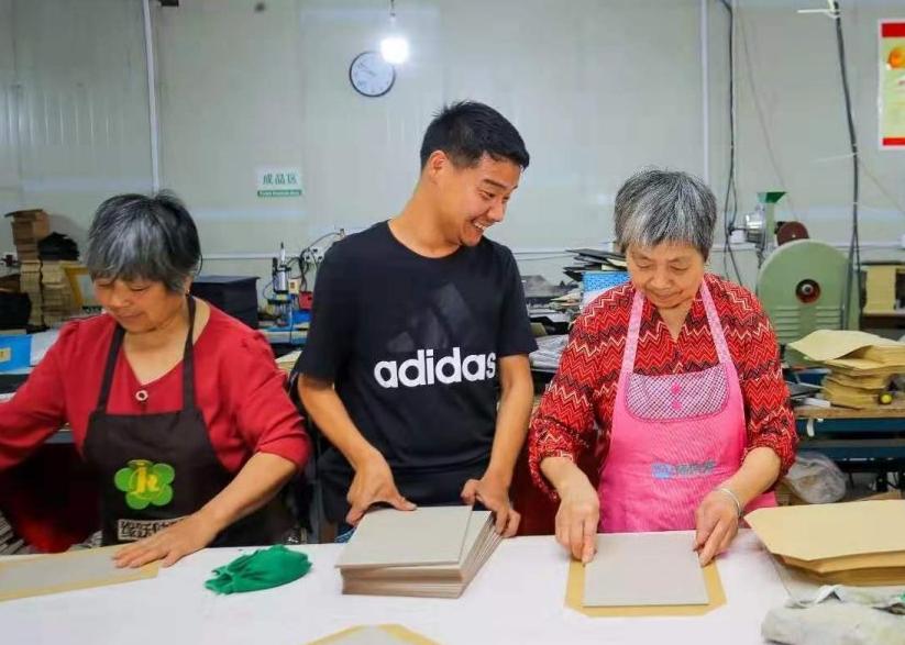 被羞辱为“狗都不如”的脑瘫患者，凭一己之力年入千万，感动中国