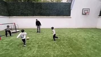 梅西和他的老婆赛后坐领奖台,梅西夺冠和妻子拥抱