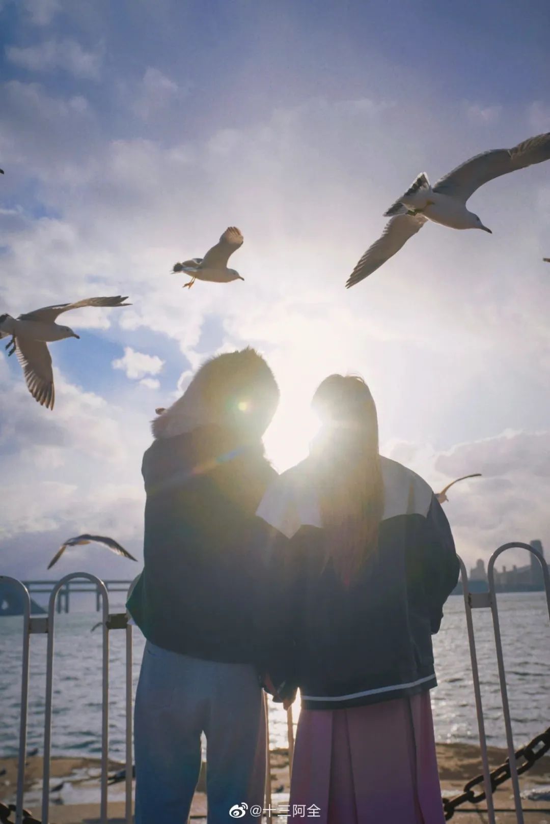 90后夫妻生4胞胎小伙卖房凑50万,90后夫妻卖500万房到内蒙古当农民