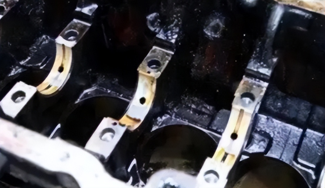 出光合成机油哪种颜色好,发动机有油泥用什么机油好省油