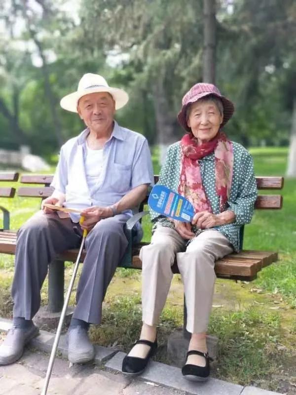 我偷偷领证气坏父母,过生日时婆婆送我的礼物,让我感动落泪