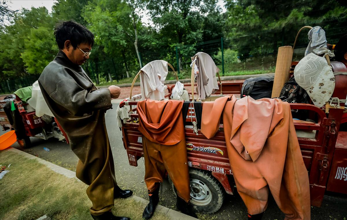 一天能捞100多斤!中国多地出现“捞虫族”,暴利下风险有多大?