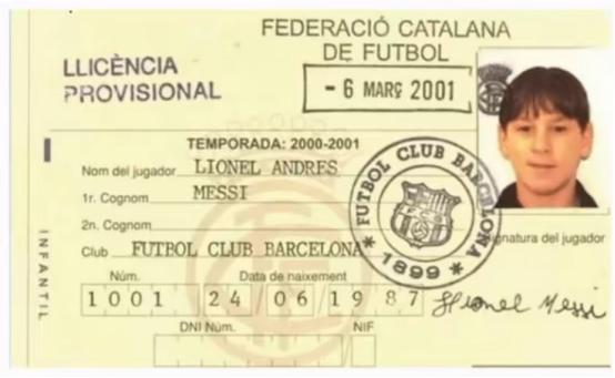 梅西一张餐巾纸的故事央视,梅西巴萨生涯始于一张餐巾纸