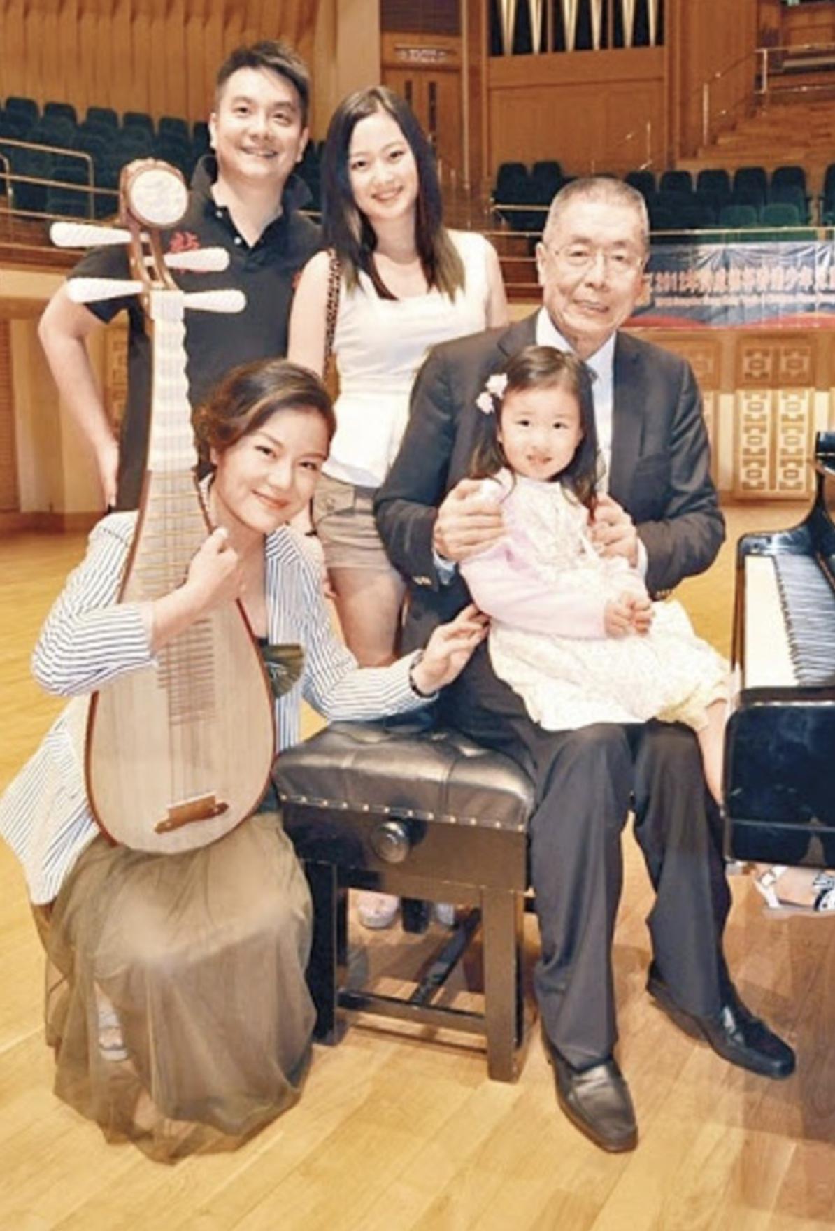 抱孙子的年龄却喜当爸的明星,六位年过60岁无儿无女的明星