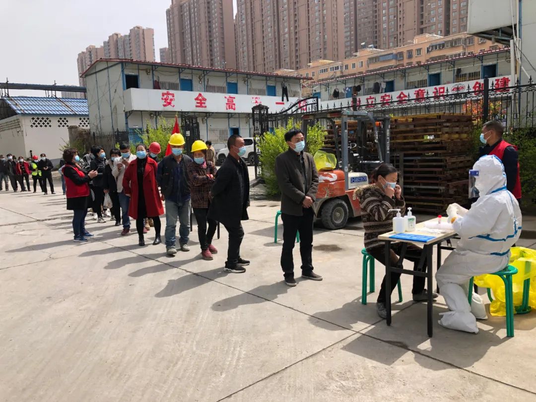 筑牢疫情防控防线全员核酸检测,疫情防控入户宣传核酸检测