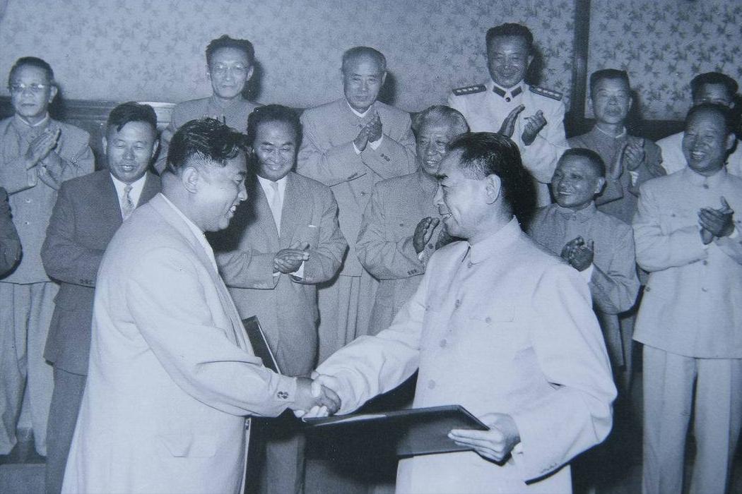 金日成访华，有人竟一把搂住他脖子，后来金日成送了那人两车苹果