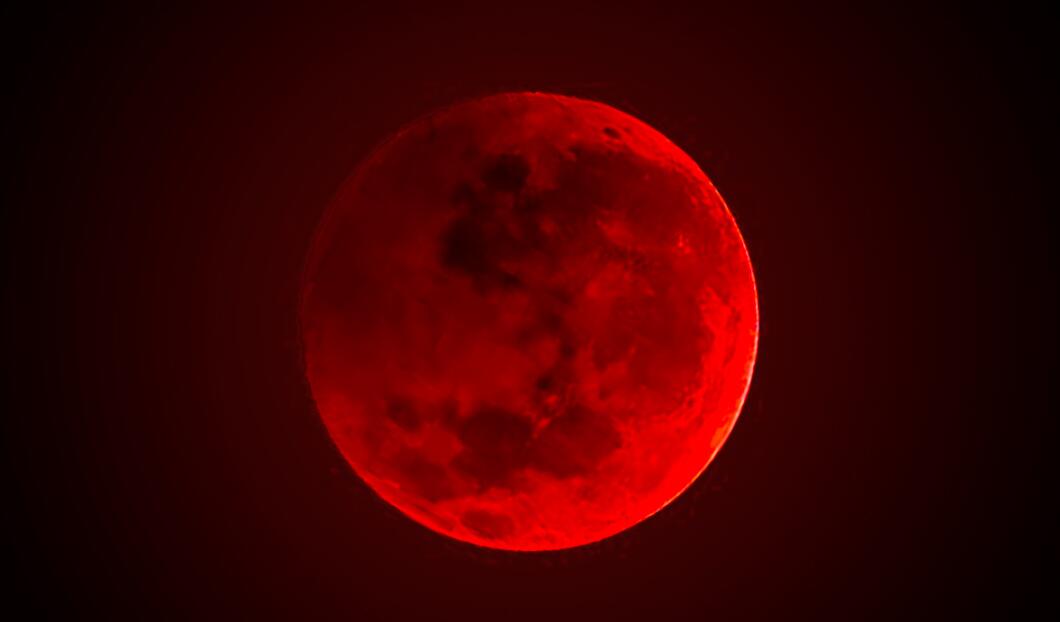 血月出现地球会全变红吗,血月的出现会让地球发生什么
