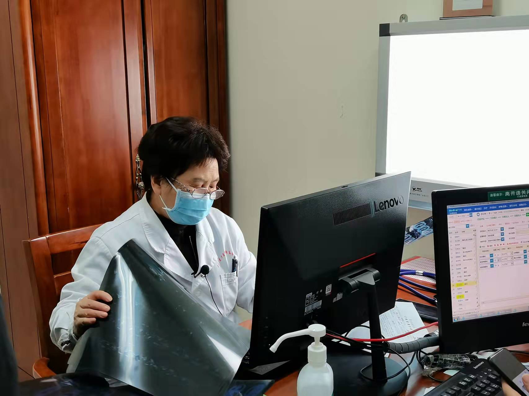 双肺上叶局部肺气肿怎么办,怎么治两肺纹理增多