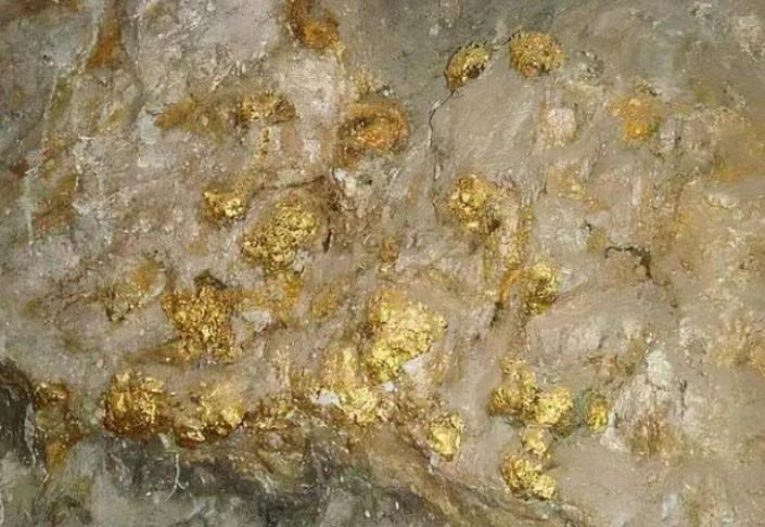 福建海边出现神秘金片，遭渔民哄抢一空，专家调查后：金片不简单