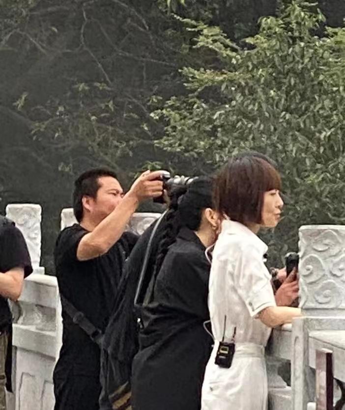 鲁豫瘦的显老态,鲁豫现身机场瘦得像火柴