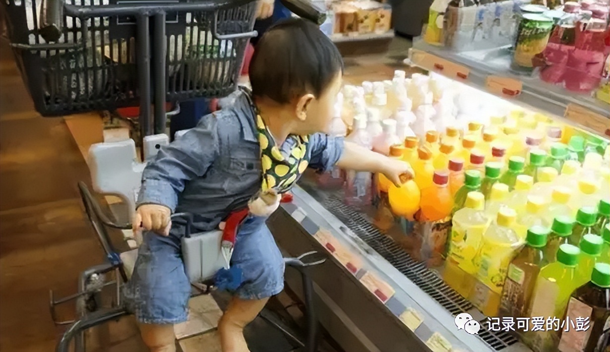 5岁娃超市先喝水再结账被拒,小朋友在超市喝水5倍赔偿
