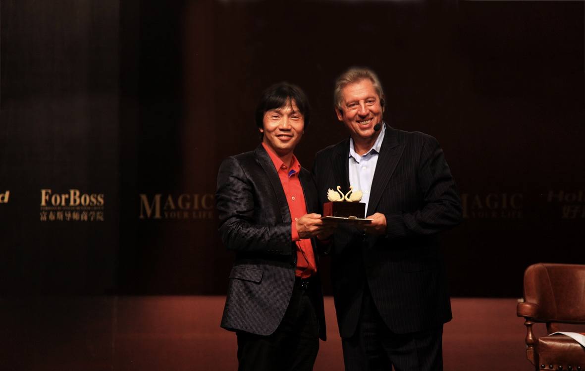 54岁四川男人,开蛋糕店身家20亿,离婚后玩摄影去过53次非洲