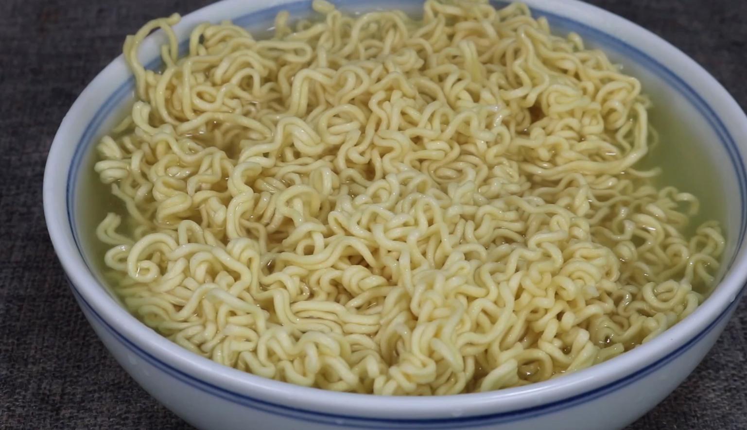 煮方便面最好不放辣椒,煮方便面过冷水