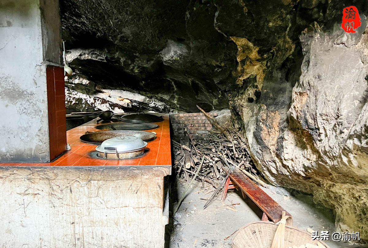 重庆深山悬崖上发现辉煌建筑房屋,重庆大山悬崖峭壁发现千年古房子