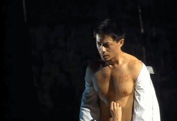 这一摔竟成内娱“性感天花板”，小鲜肉都比不上的“叔圈戏妖”