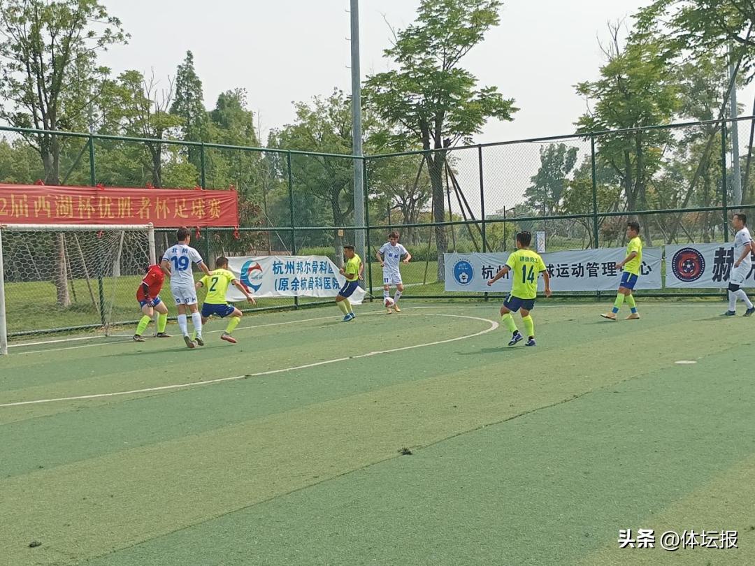 一支由全部在职教师组成的足球队，一举夺得杭城足球赛亚军