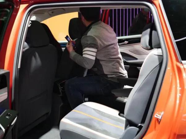 全新贯穿式设计保险杠,这款车的保险杠也很有意思