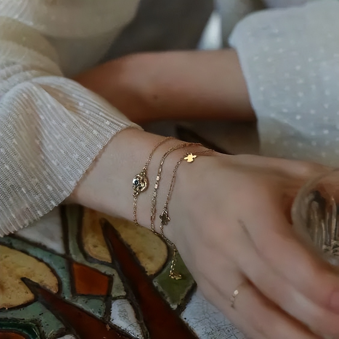 夏天担心藏不住“蝴蝶袖”？集齐明星博主教你“手镯转移*法大**”