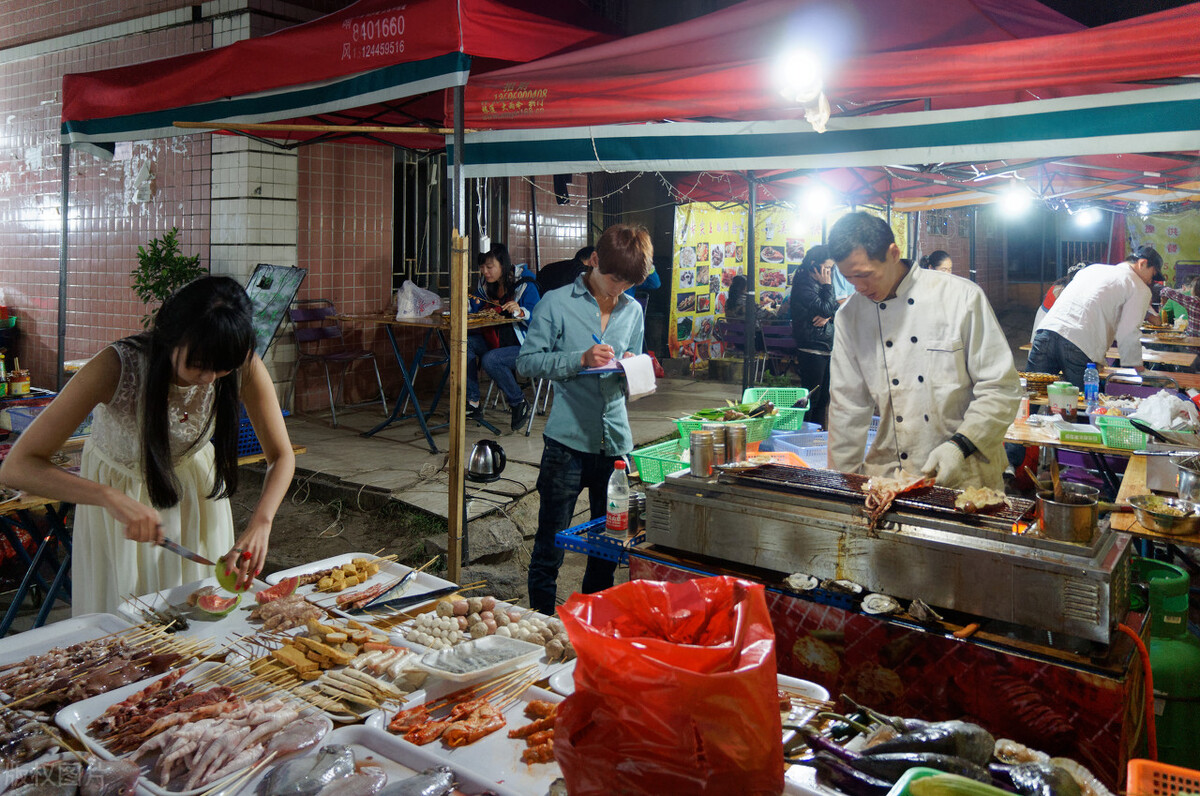 烧烤摊啤酒一瓶可以赚多少钱,烧烤店单手抓啤酒如何赚钱