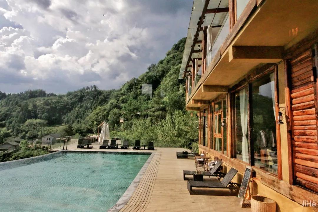 神仙眷侣辞掉高薪工作，爆改废弃山谷，悬崖高空造无边恒温泡池