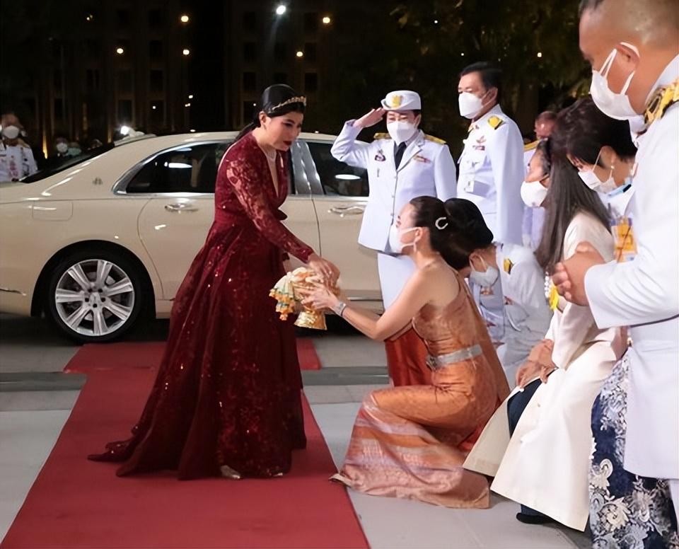 泰王屈膝礼,苏提达生日庆典