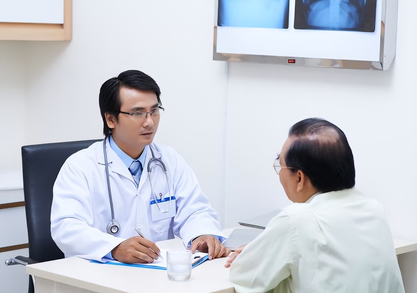 看病选择主任医师还是副主任医师,主任医师副主任主治