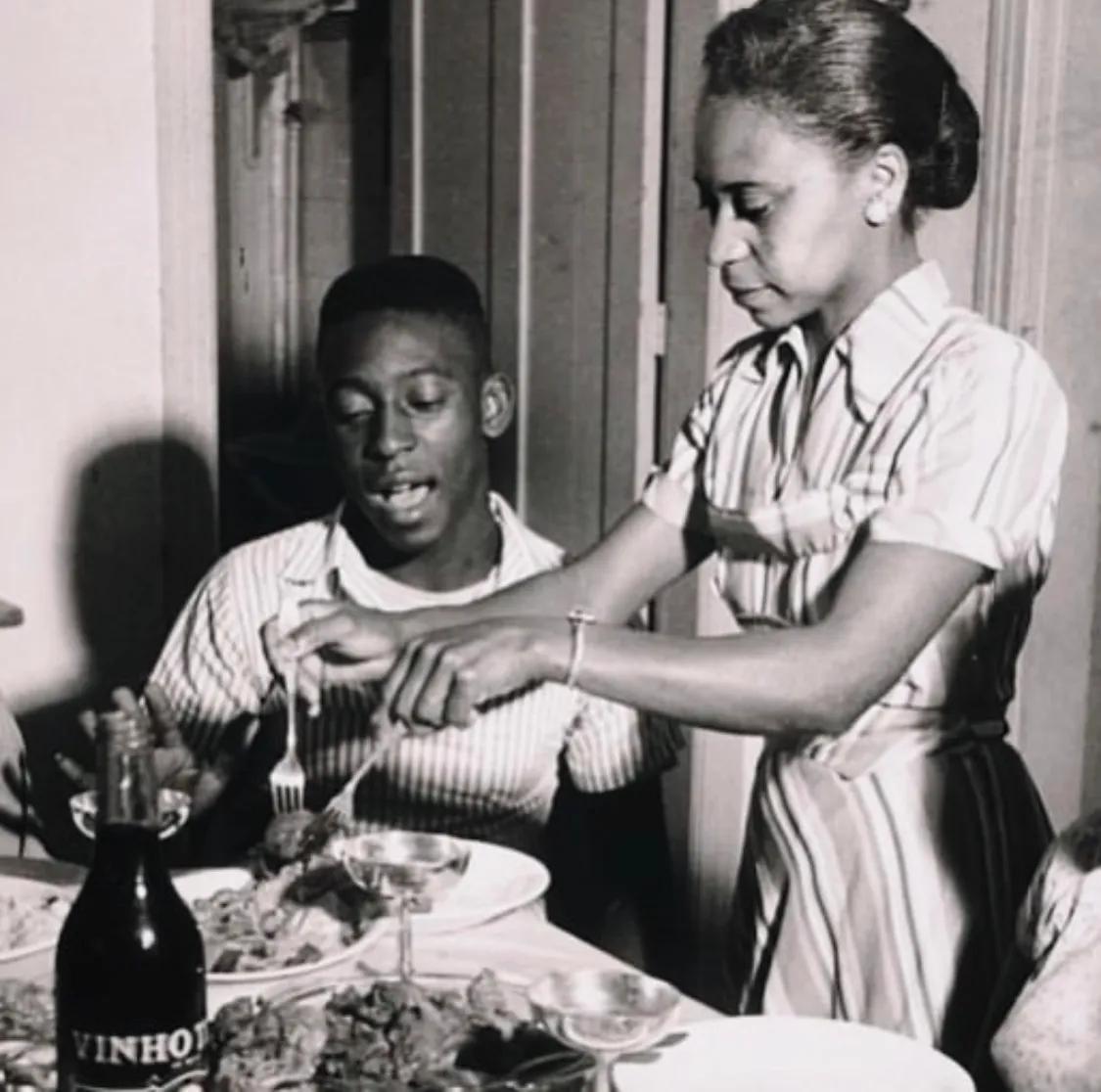 球王贝利第三任妻子,球王贝利结过几次婚