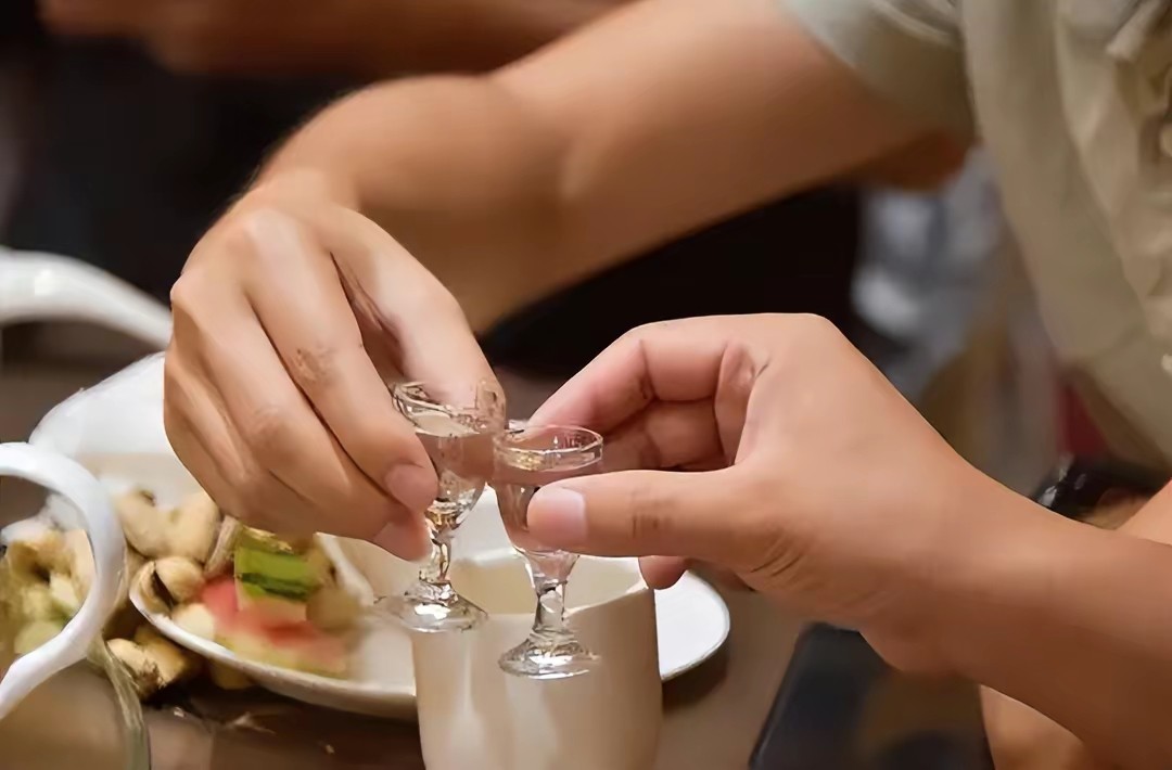 初次参加酒局怎么说话,酒局即兴发言技巧口诀