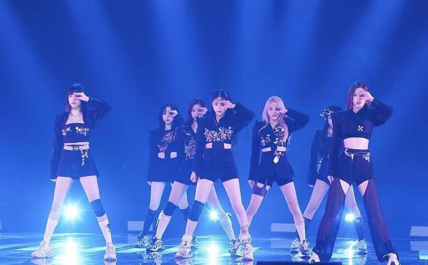 JYP新团出道即受关注，成员雪允因颜值出圈，却被指不尊重粉丝？