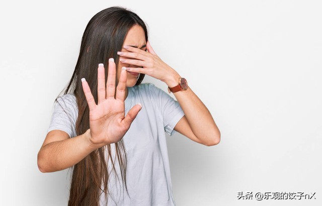 裤子带子两边掉下来怎么弄上去,裤子上的扣子掉下来了怎么办