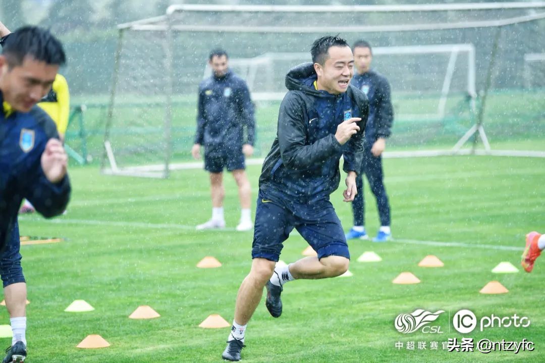 璧涘満涓婄殑鎴戜滑闇告皵鍗佽冻,璧涘墠鑷俊婊℃弧