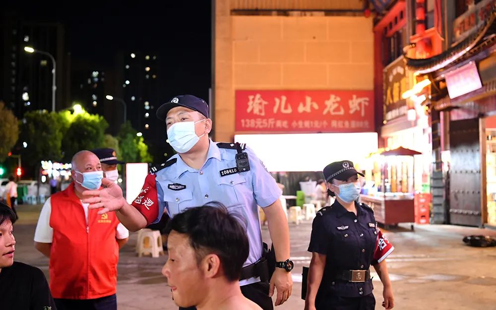 致敬交警烈日下的坚守作文,致敬烈日下的守卫人