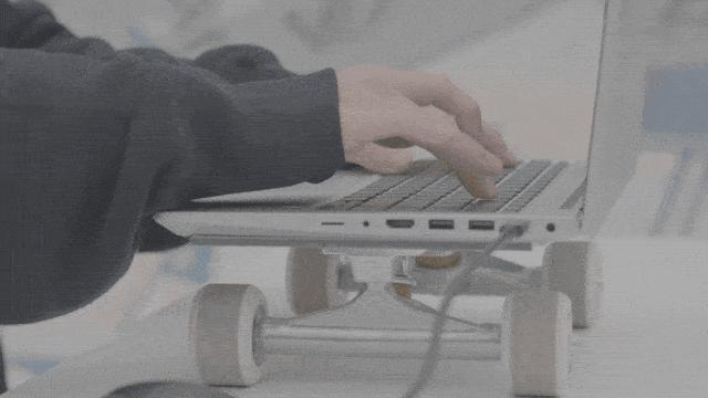 正面硬扛350斤杠铃足球飞射花式滑板，结局看傻了