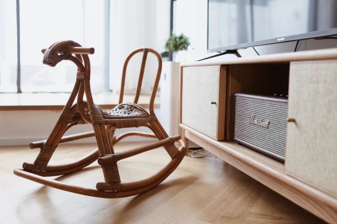 她买下32㎡老旧学区房，为女儿打造小桃园，还有20㎡超舒适大庭院